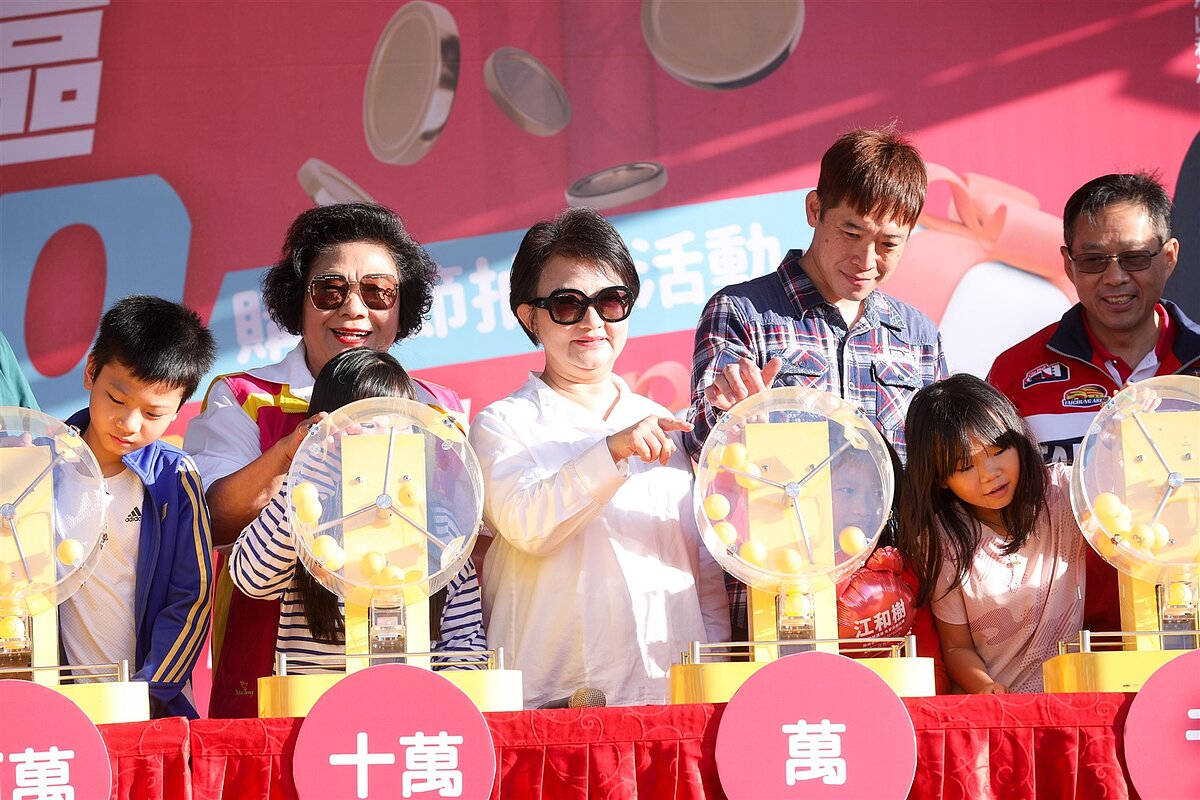 台中購物節「屯區GOGO購」日前熱鬧登場,市長盧秀燕(中)抽出並call out百萬汽車、百萬現金得主。記者趙容萱/攝影