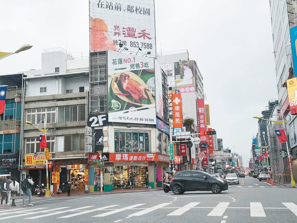 花蓮公告土地現值評議通過，地王還是位於中山路、中正路口的「摩瑪運動流行鞋店」。記者王燕華／攝影 