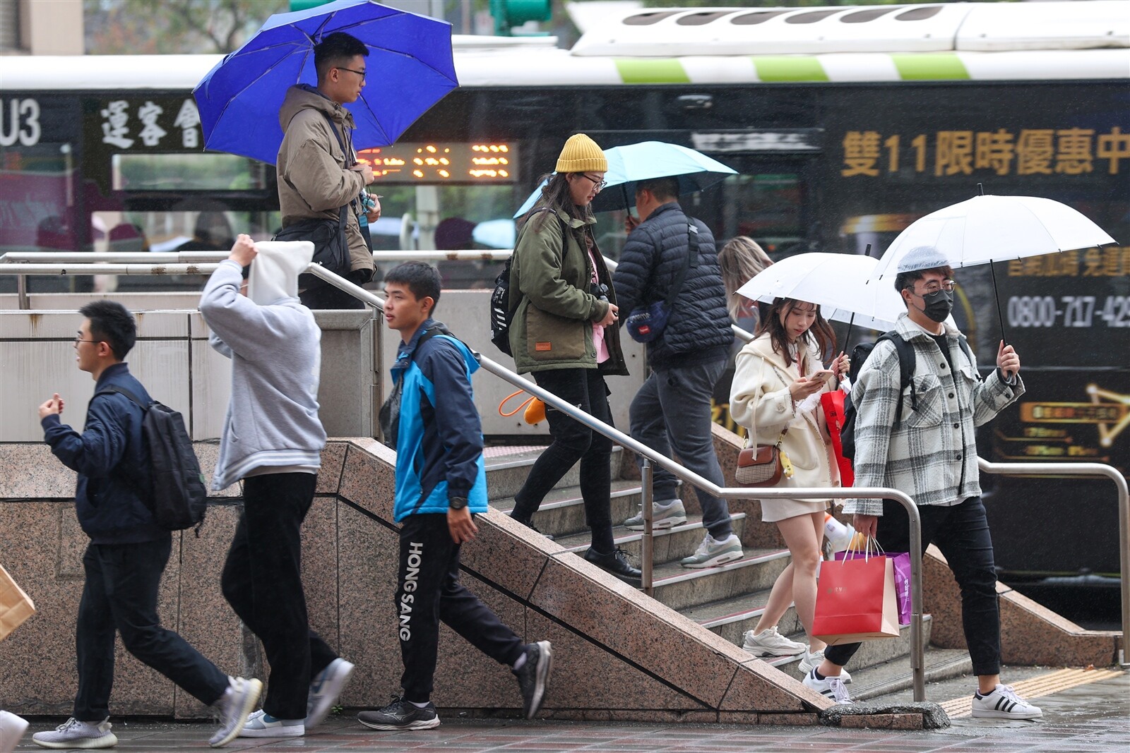 白天起南方水氣減少，迎風面大台北、東半部地區及恆春半島仍有局部短暫雨，北部、南部地區及中部山區、澎湖為局部短暫雨轉多雲的天氣，中部平地及金門、馬祖則整天多雲。本報資料照片 