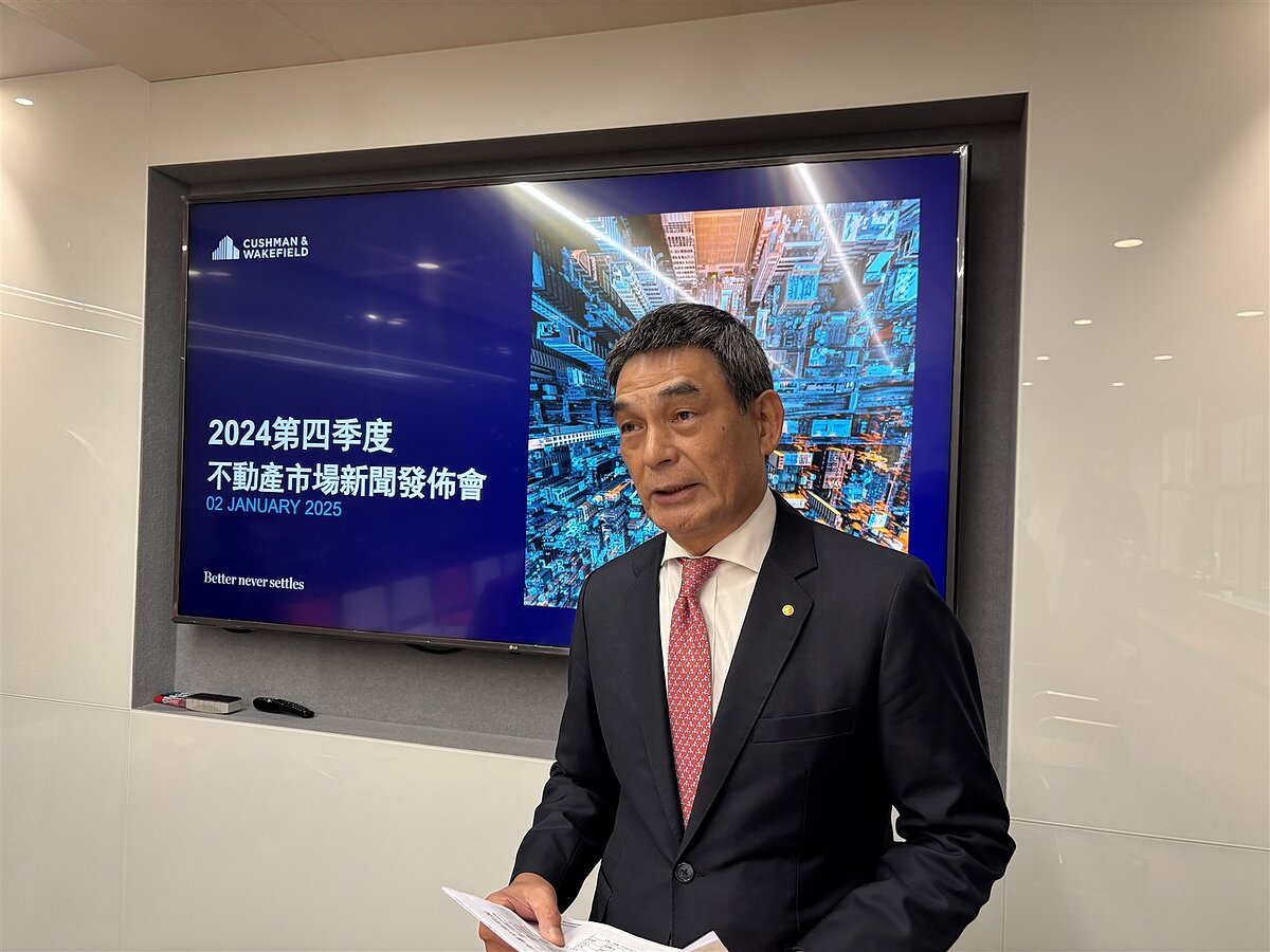 戴德梁行總經理顏炳立2日表示,2025年房市將呈現夢遊狀態,市場只有等待降價的自用接盤者 。記者游智文/攝影