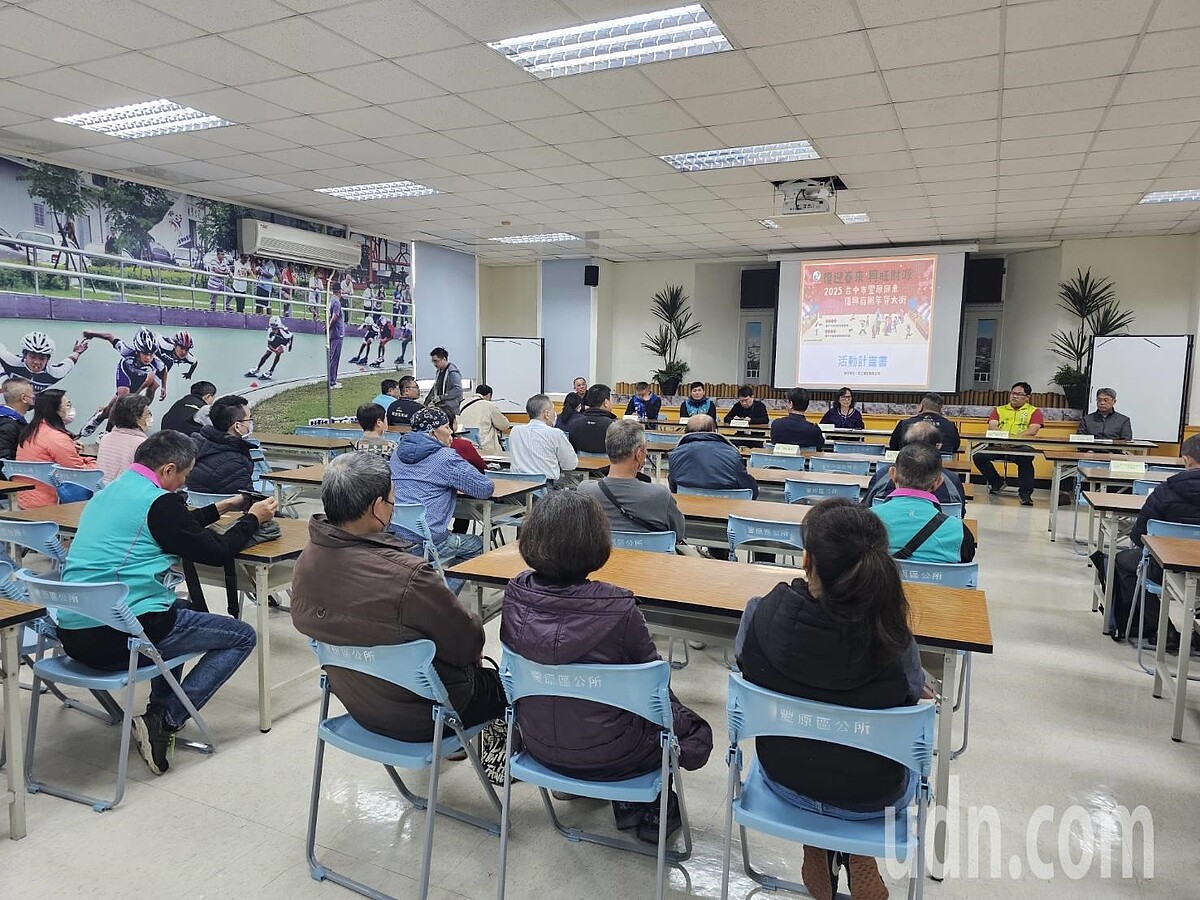 台中市豐原慈濟宮去年辦的廟西夜市吸引人潮,豐原廟東復興商圈也規劃想在路段辦年貨天街,台中市府經發局昨天開說明會,聽地方意見。記者游振昇/攝影