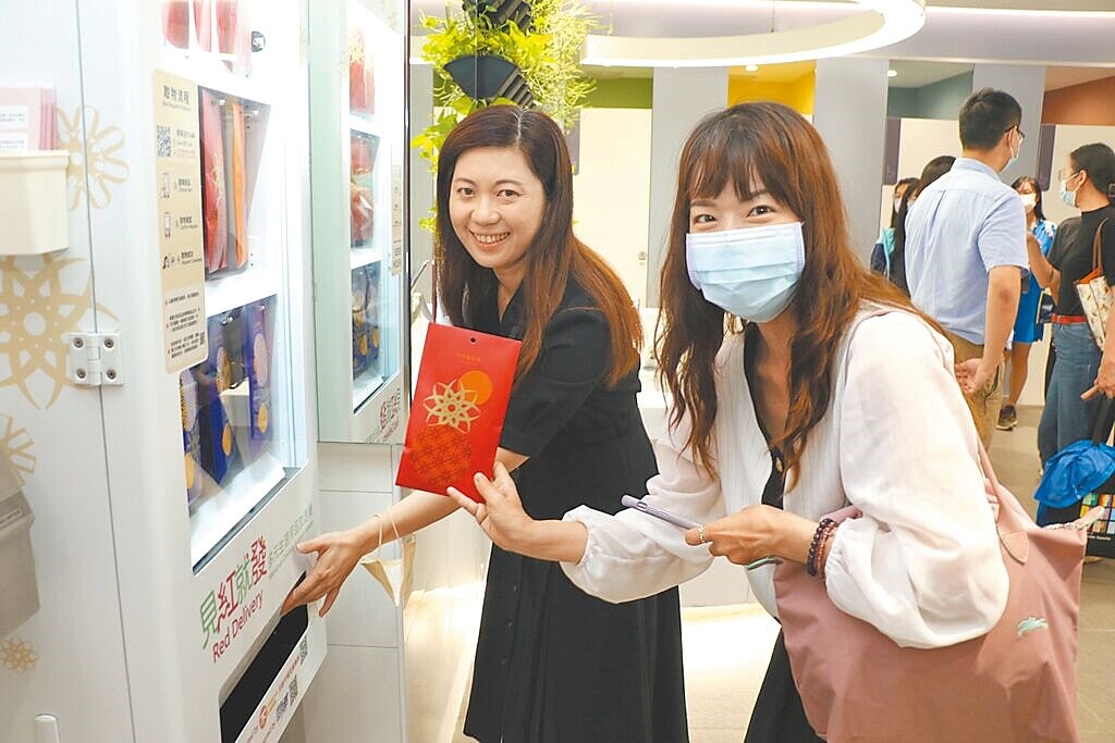 新北市政府以性別友善廁所為基地,設置全國首台免費多元生理用品智慧取物機,領用者只需手機掃描QR Code,選擇需要的產品,1個帳號30天內限領1次。(新北市社會局提供/高鈞麟新北傳真)