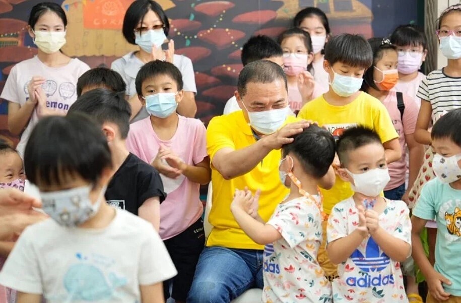 新北市長侯友宜與央北社宅小朋友們同樂。圖/城鄉局提供