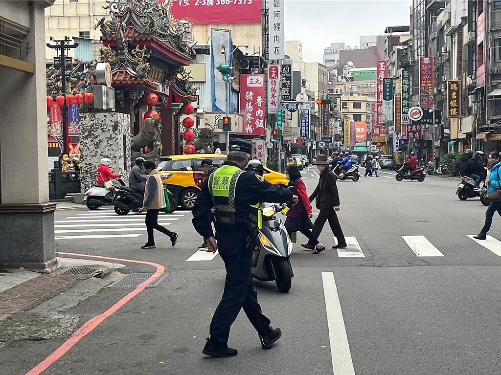 桃園市警察局統計去年11、12月死亡人數26人，比前年同期減少10人，下降27.8％。檢方表示，為降低交通事故傷亡人數，以強力執法及宣導為主，果然收到成效。呼籲用路人、民眾遵守交通規則。圖／警方提供