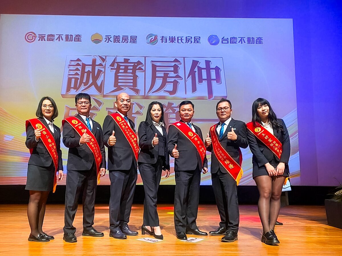 自在地品牌轉招至台慶不動產的王啟山店東認為，永慶加盟總部資源多、品牌力強，是在地品牌比不上的。圖／永慶房產集團提供