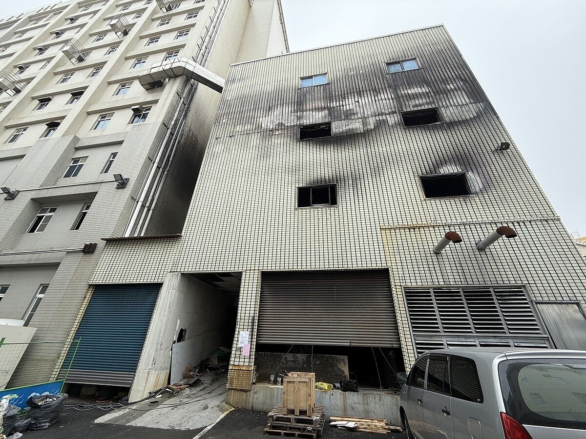 東港安泰醫院發生大火，起火的D棟西南側動力中心。圖／縣府提供