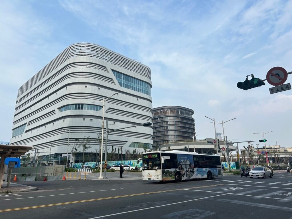 高雄車站周邊將搭配「大都更計畫」，透過土地整合、沿線商圈帶動當地發展。圖片業者提供