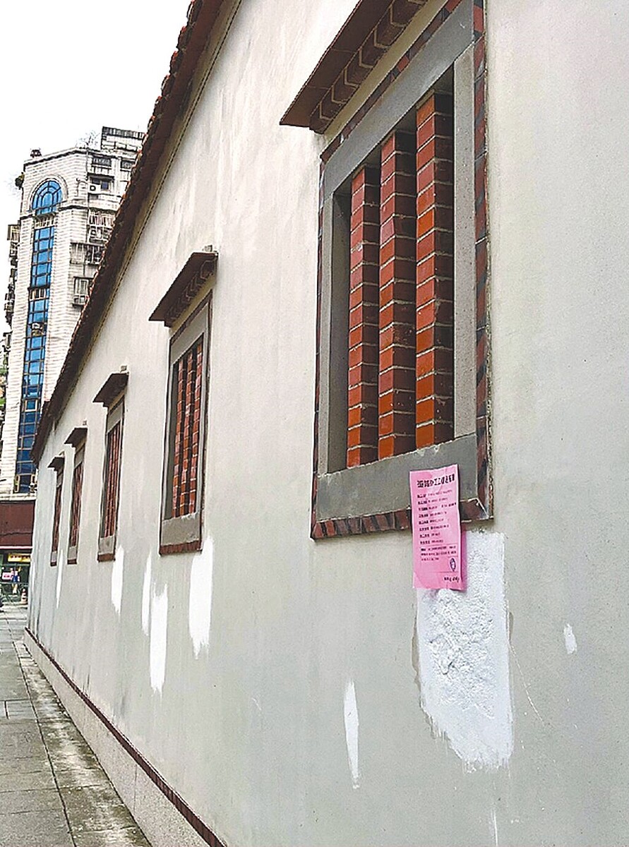 台北市定古蹟艋舺清水巖祖師廟外牆遭北市環保局與自來水事業處先後擅自張貼公告，導致牆面受損，修繕費用初估高達百萬元。圖／摘自艋舺清水巖祖師廟臉書