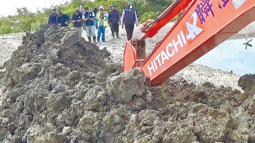 以許姓主嫌為首的綠能環保組織犯罪集團,5個月來在台南市、高雄市的漁塭、綠能光電場不法傾倒或掩埋事業廢棄物。圖/民眾提供