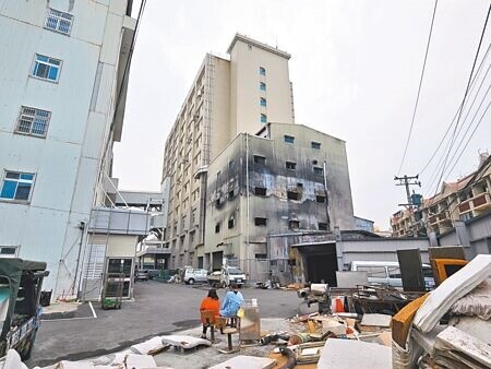 
屏東縣東港安泰醫院去年10月山陀兒颱風來襲期間發生火警，造成9人死亡，屏東縣政府指出，起火點的電力中心違建率超過3300％。（羅琦文攝）
