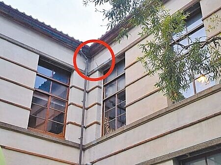 松山菸廠園區牆面出現裂縫、壁磚剝落等情形。(予菱攝)