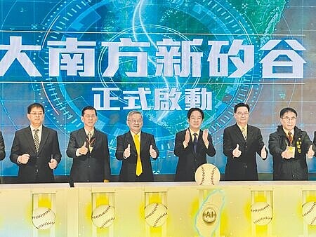 賴清德總統(右三)3日南下啟動「大南方新矽谷推動方案暨AI創新應用大樓招商」。(曹婷婷攝)