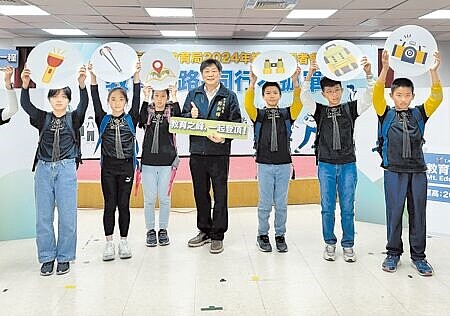 
台南市政府教育局長鄭新輝（中）遭指打壓勞權，強調一直都很重視工會會務給假需求，並積極爭取教師訴求的福利。（本報資料照片）
