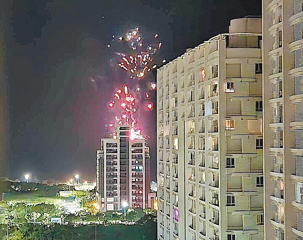 新北市淡水區跨年夜當晚，老街外河岸至捷運站外自行車道附近，不斷有人私自施放煙火，直至凌晨2時許，嚴重影響居民休息。圖／民眾提供