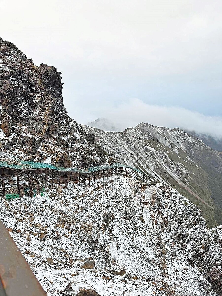 玉山2日晚間、3日清晨6時許及下午1時許，共飄降3波瑞雪，玉山雪白美景再現。圖／陳筑岳提供
