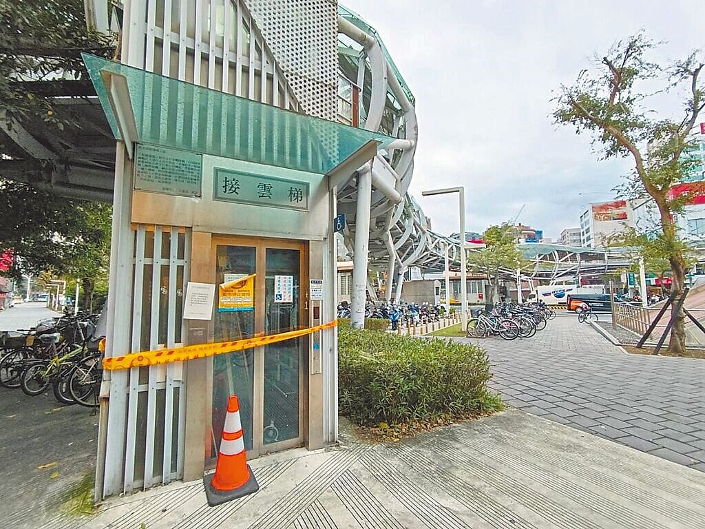 新北市板橋府中捷運站2號出口附近,2024年10月27日發生升降設備故障墜落傷人事件。圖/黃淑君辦公室提供