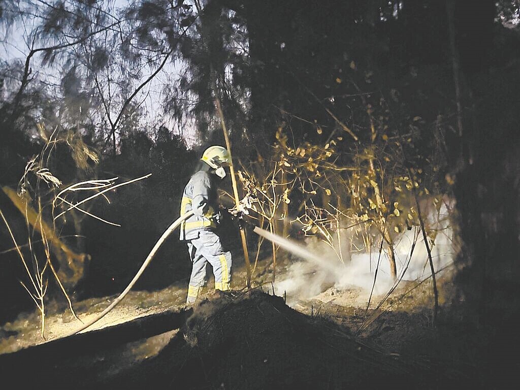 金門縣伯玉路三段與中山路附近3日清晨發生大規模田野火災，燃燒面積超過3000平方公尺。圖／金門縣消防局提供
