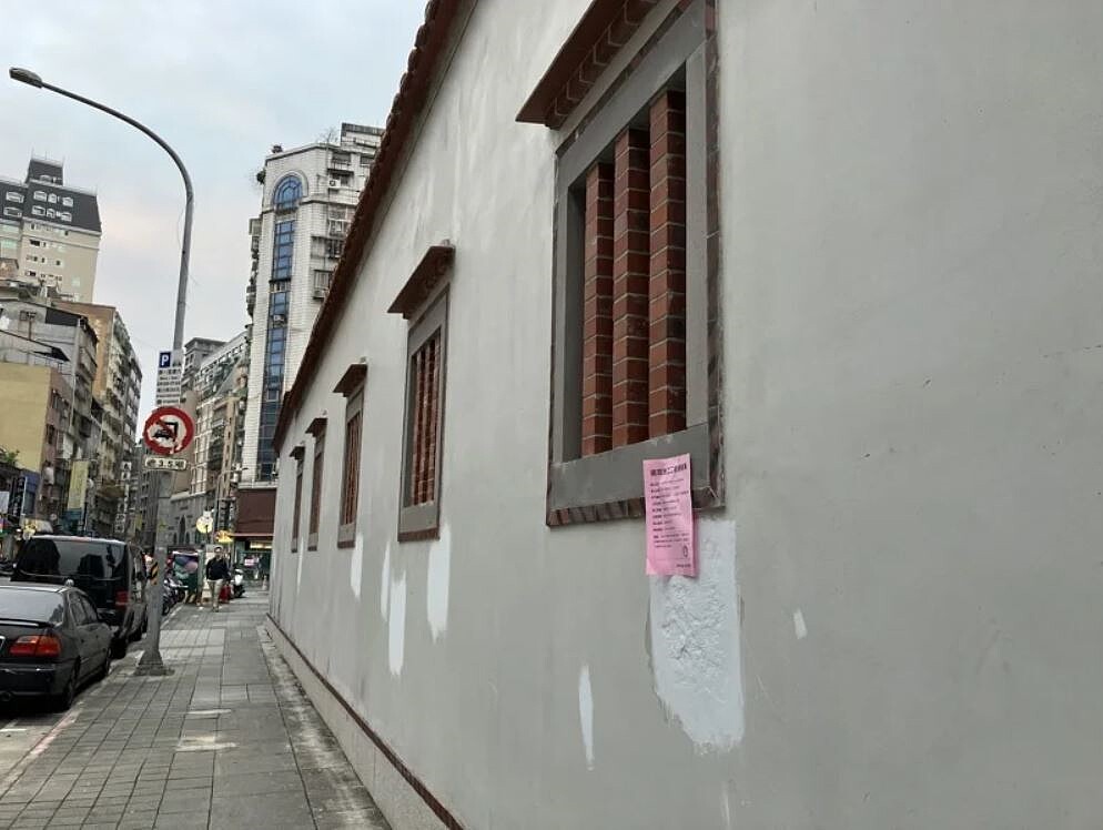 台北市市定古蹟艋舺清水巖的牆壁,去年遭北市環保局清潔員貼告示,對方還試圖以油漆補救,修復經費恐達上百萬元,年底又遭台北自來水事業處西區營業分處貼上施工告示。圖/艋舺清水巖提供