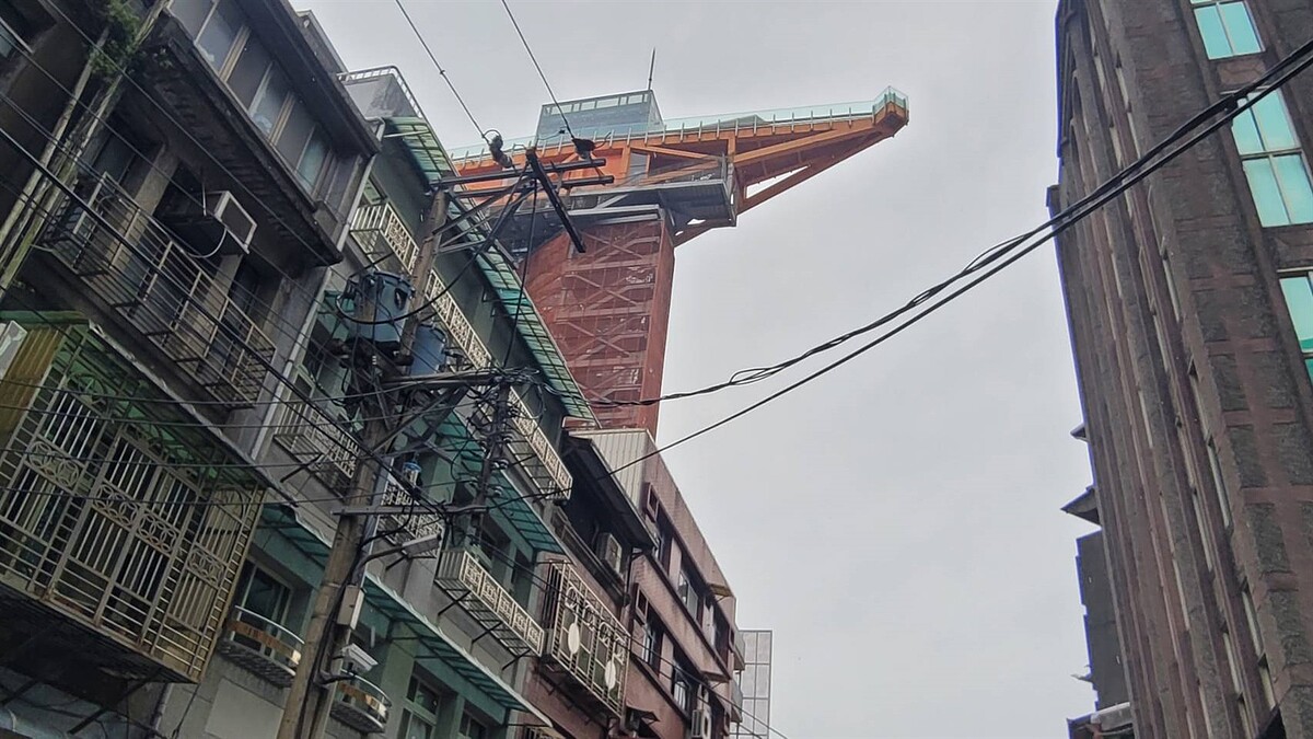 基隆正義路2巷為通往中正公園及基隆塔周邊重要道路,但居民及遊客反映,雜亂垂掛的電纜線影響市容景觀。記者游明煌/攝影