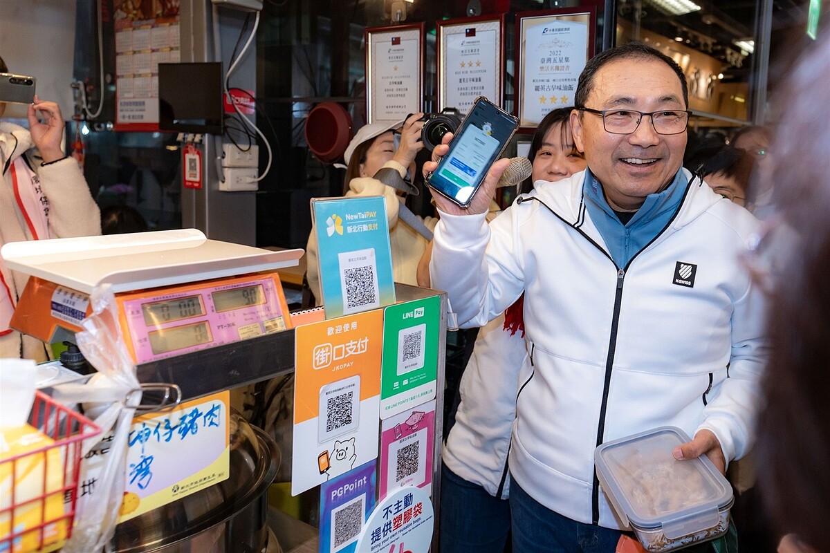 新北市長侯友宜呼籲,民眾採買年貨時要自備購物袋逛市場,同時宣布新北市46座公有市場將在今年底全面轉型為「不塑市場」,市場所有攤商不主動提供塑膠袋。圖/記者江婉儀攝影