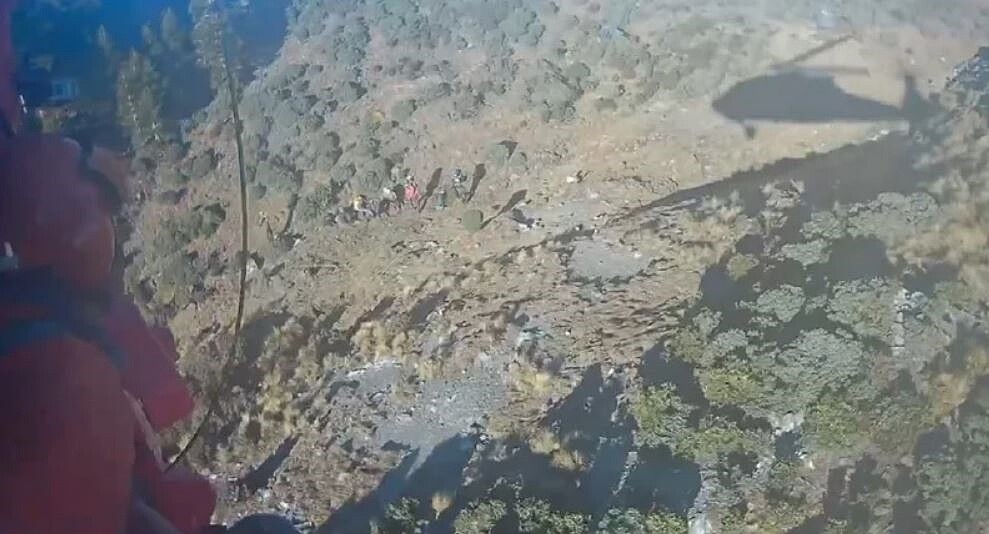 高山症發受困卑南主峰的51歲黃性女山友,昨晚搜救人員順利尋獲接觸,評估人員平安無礙,在三叉下營地紮營,早上由空勤黑鷹直升機順利吊掛救援脫困。圖/空勤總隊提供