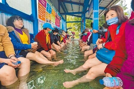 
耕莘專校宜蘭校區校門口旁的「幸福候車泡腳亭」，提供民眾免費泡腳，三星鄉公所免費巴士載送長者前往泡腳，也鼓勵長者走出戶外。（李忠一攝）
