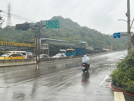 
為保障機車騎士行車安全，新北市工務局養工處每月2次巡檢重要橋梁，其中伸縮縫抗滑情形為巡查項目之一。（高鈞麟攝）
