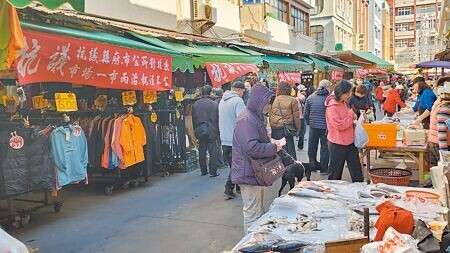 
澎湖馬公市北辰市場的西側商家4日一早掛出整排紅布條，抗議縣府及市公所「一市兩治，執法不公」。（許逸民攝）
