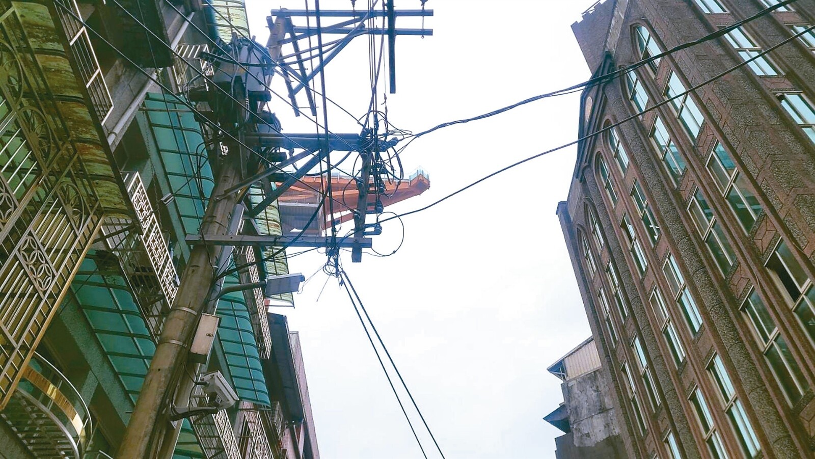 基隆正義路2巷在基隆塔下方，雜亂垂掛的電纜線影響市容景觀。記者游明煌／攝影 