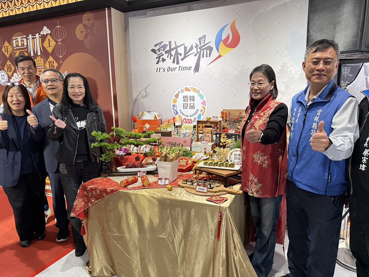 國道一號西螺服務區南、北站去年營收突破5億元，位居國道一號各服務區之冠，雲林縣政府看中其高營收、南來北往遊客多優勢，今明兩天舉辦展售活動，促銷年節禮品。記者陳雅玲／攝影 