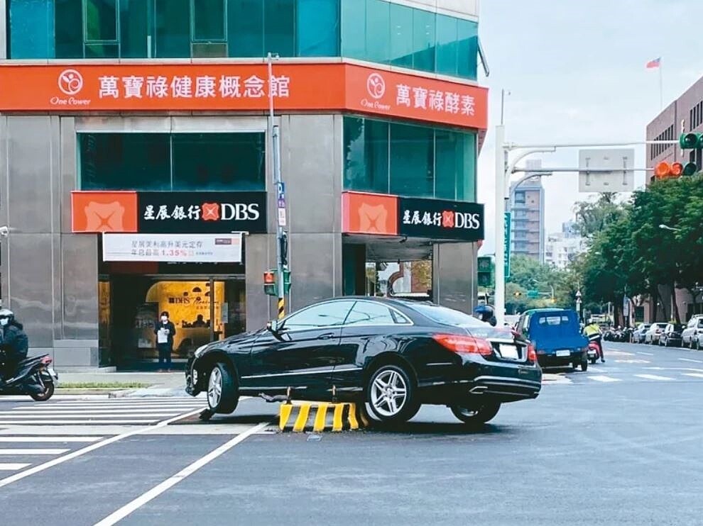 為保護行人安全，各地陸續在路口增設庇護島，但因車輛轉彎未減速等駕駛習慣，一再發生撞上行人庇護島事故。圖／讀者提供
