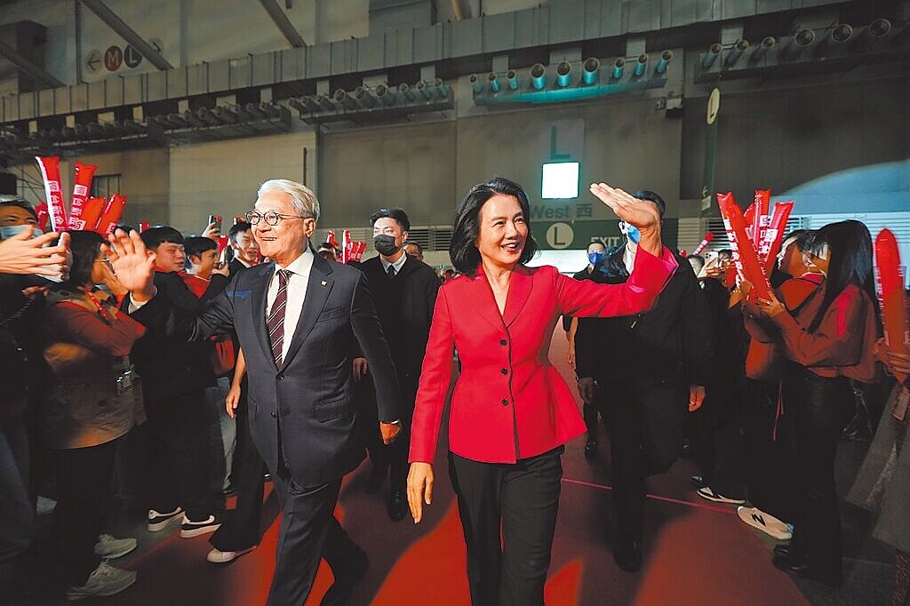 台新金董事長吳東亮(左)與夫人彭雪芬。圖/台新金提供
