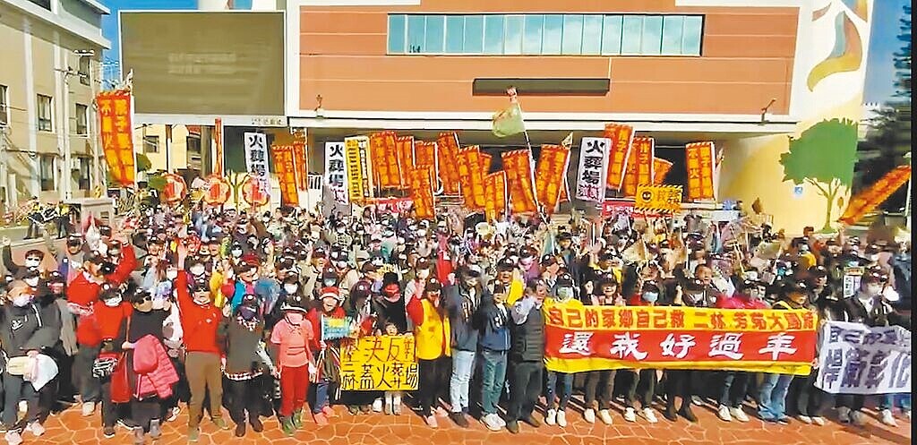 彰化縣政府規畫在芳苑與二林交界設立生命園區，引發周遭鎮民強烈反對，反火葬場自救會4日舉辦遊行要求縣府撤案。（民眾提供／馮惠宜彰化傳真）
