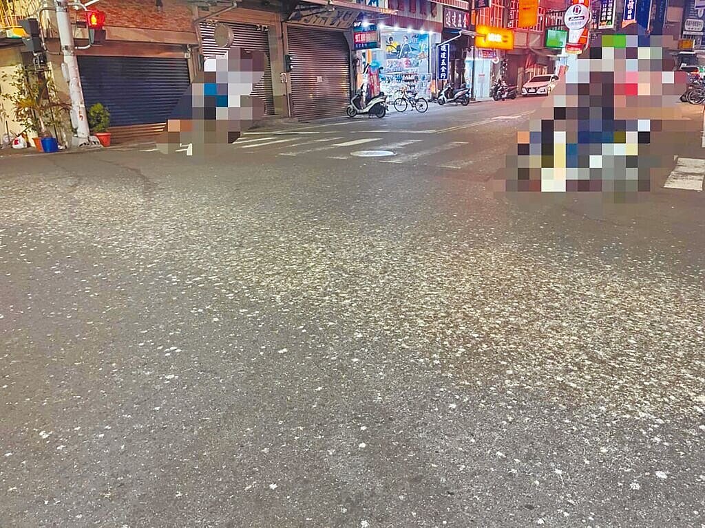 高雄市林園區文化街、東林西路口電線上有大批候鳥聚集，並排出大量鳥屎堆積在路口，造成路過機車打滑跌倒。圖／翻攝臉書林園五四三
