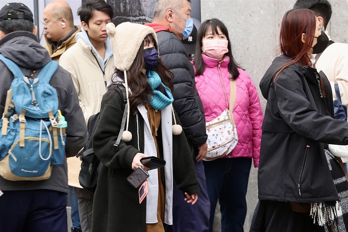 本周大陸冷氣團南下,各地氣溫下降,天氣轉乾冷,今天是24節氣中的小寒,中醫師表示,小寒到來,濕氣也重,這時身體的保暖十分重要,以防「寒氣入腦」引發身體不適。本報資料照片