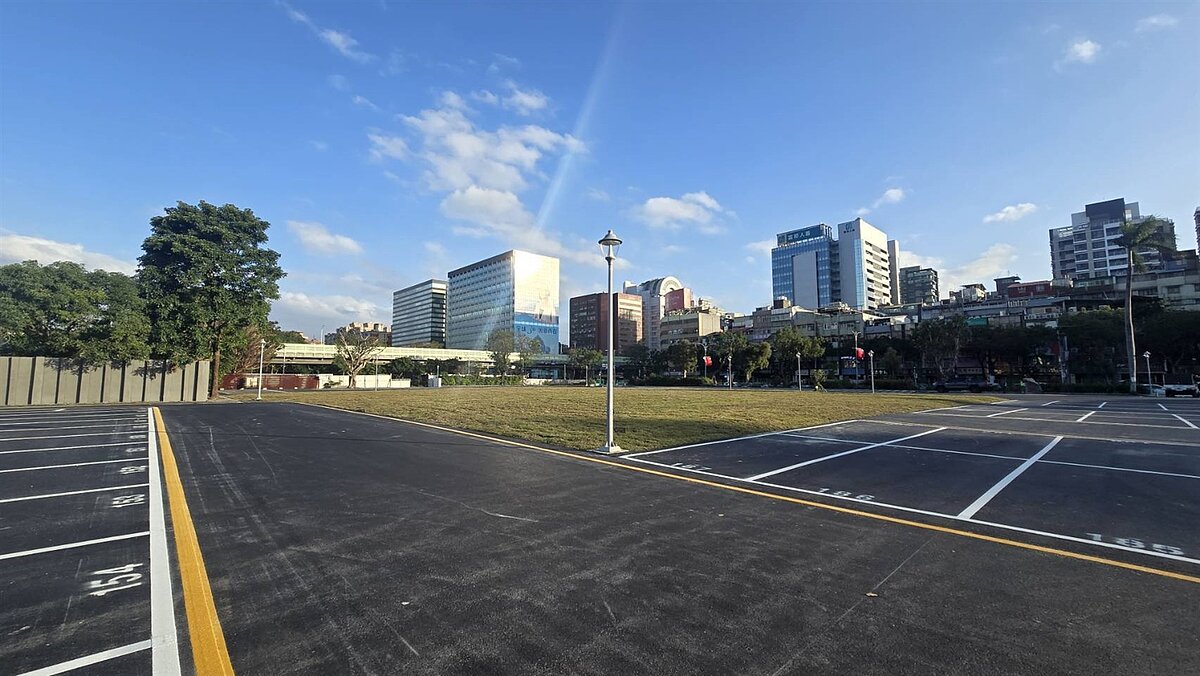 一殯拆除後,目前基地現況視野相當開闊,短期將先作為停車場使用。圖/北市殯葬處提供