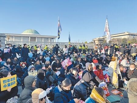 
在汝矣島議事堂大路示威的青年認為，年輕人走上街頭是因為沒出路。圖∕林于蘅
