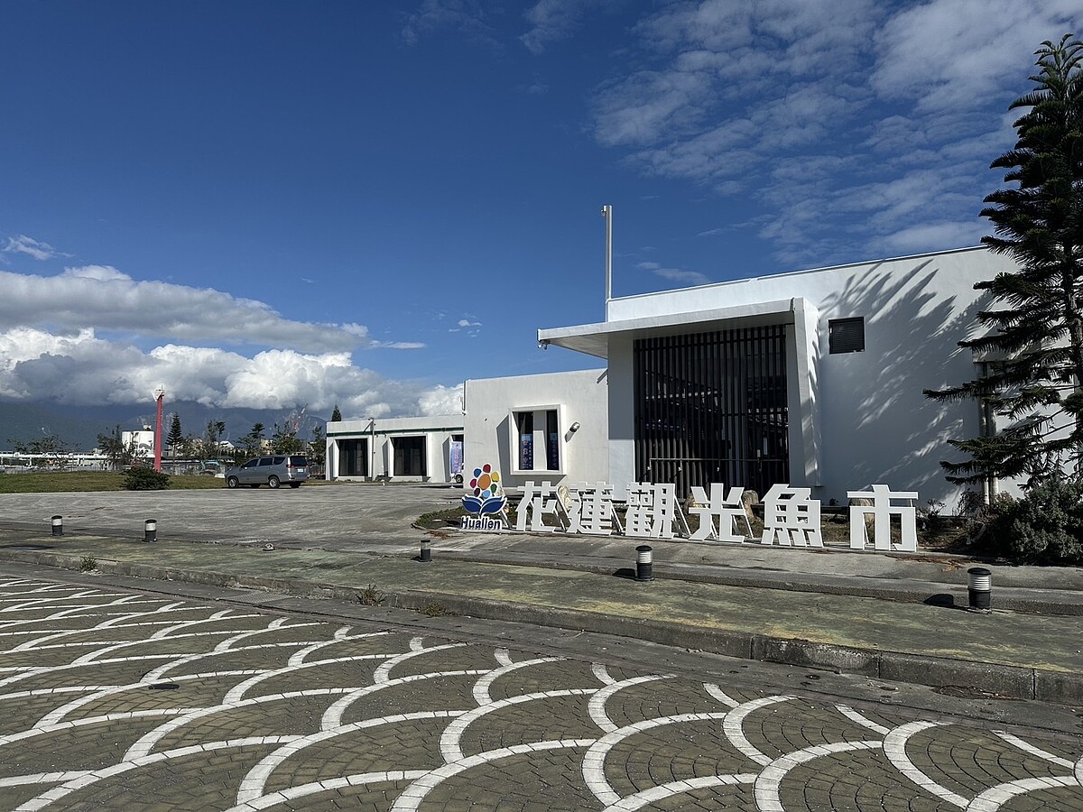 花蓮區漁會旁的假日魚市面臨拆遷問題，縣府在附近興建「花蓮觀光魚市」，目前約有9家店進駐試營運，預計3月1日正式開幕。記者王思慧／攝影 