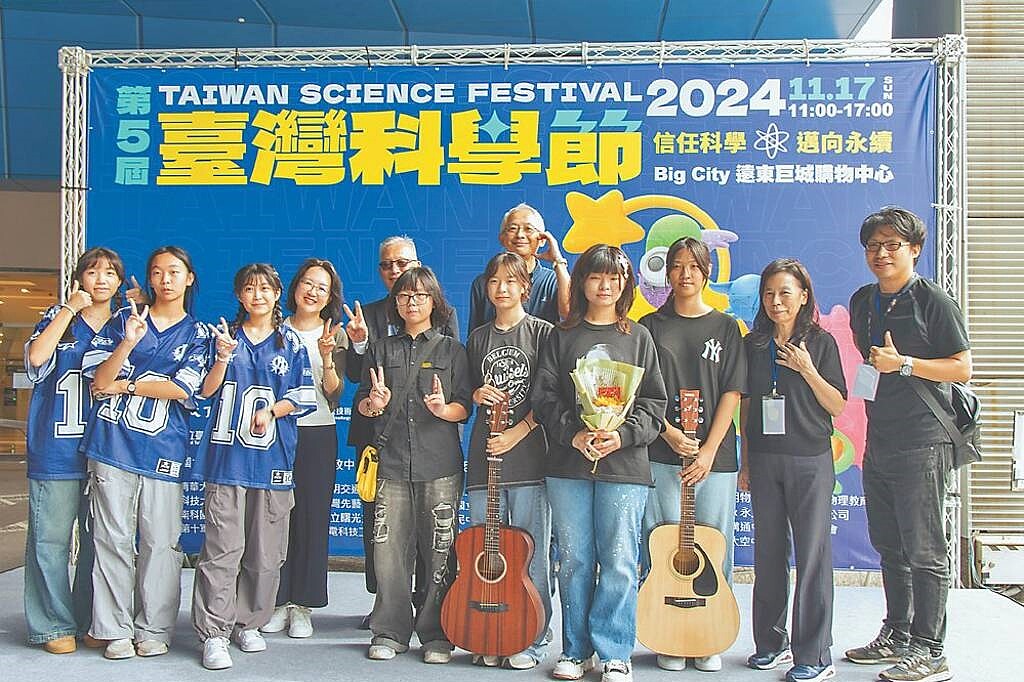 遠東巨城總經理羅仕清、副總經理游欣宜為臺灣科學節表演學生加油,鼓勵學生勇敢追夢。圖/遠東巨城提供