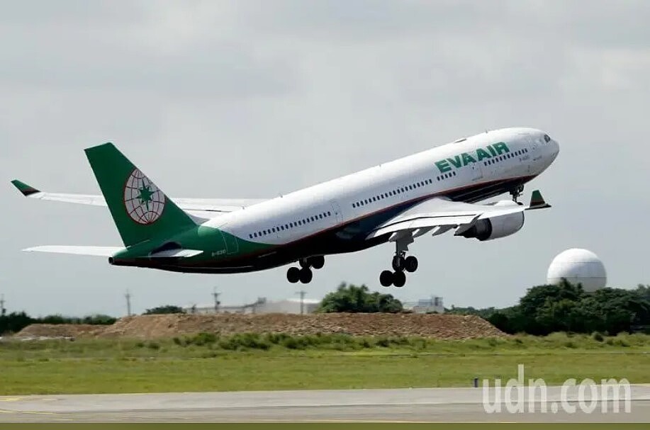 長榮航空4日一架原定下午3時20分,從北海道札幌新千歲機場飛往桃園機場的航班,因出現系統異常而停飛,造成數百位旅客在當地滯留一個晚上,延誤時間超過20小時。圖/聯合報系資料照