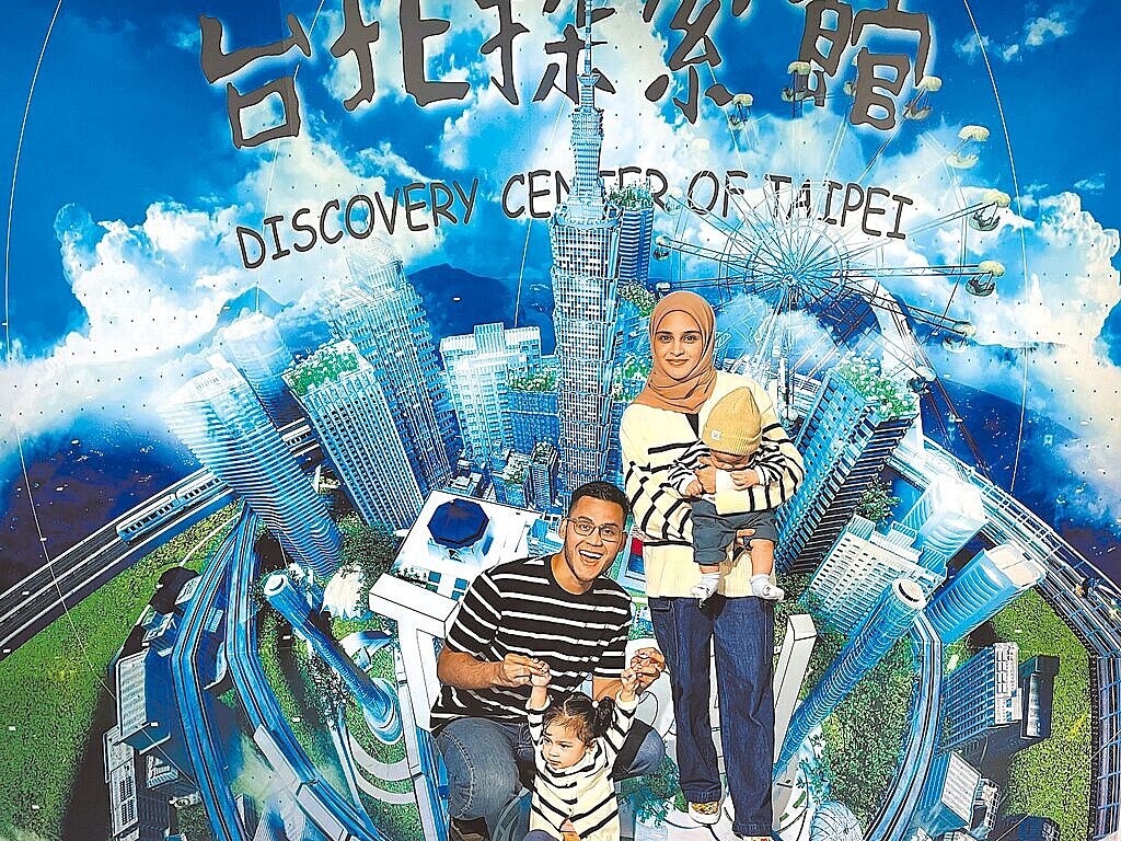 台北探索館去年底無預警結束營運,令許多民眾感到扼腕。圖為馬來西亞知名穆斯林YouTuber去年參觀台北探索館。圖/台北市觀光傳播局提供