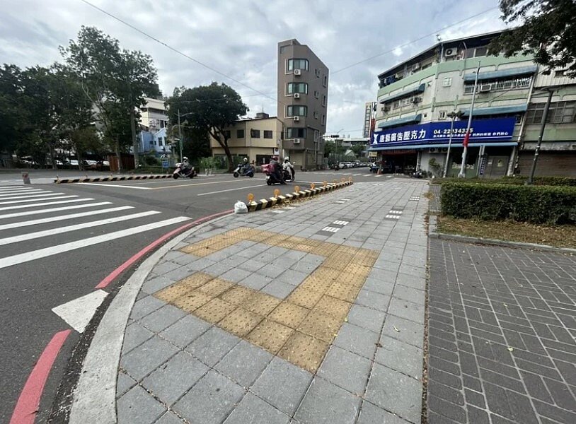 台中市在路口設置定位磚,警示盲人路口到了。圖/陳俞融提供