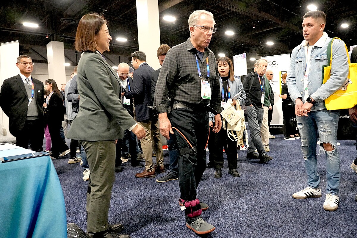 工研院在CES 2025展前記者會展吸引超過200家媒體關注,高互動性的智慧照護及健康科技等4項技術展示,吸引現場許多科技媒體親自採訪體驗。