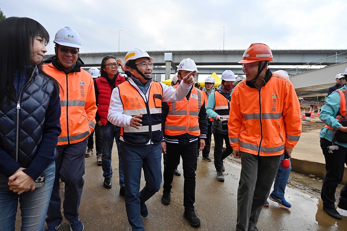 侯友宜視察林口交流道改善工程進度。圖/新北市政府提供