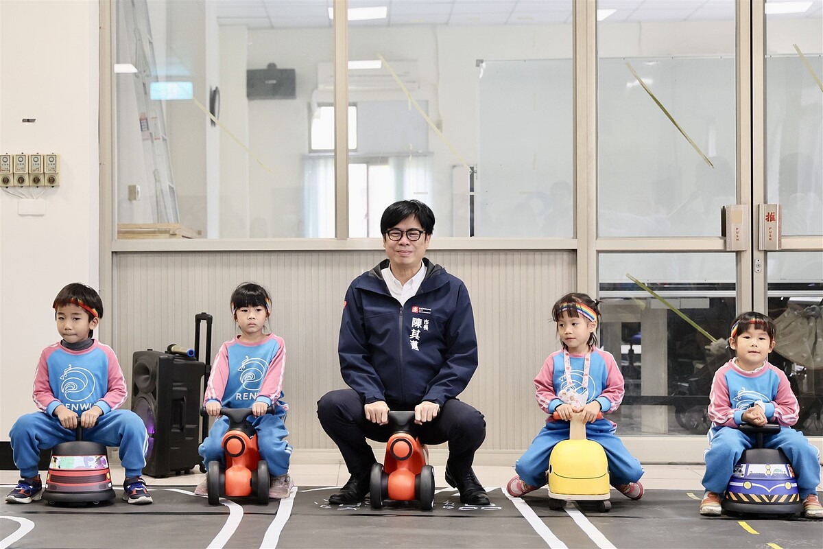 陳其邁逐一參觀公托空間,與幼兒玩樂互動,並參加三輪車競賽,現場笑聲不斷、氣氛歡樂。圖/高雄市政府提供