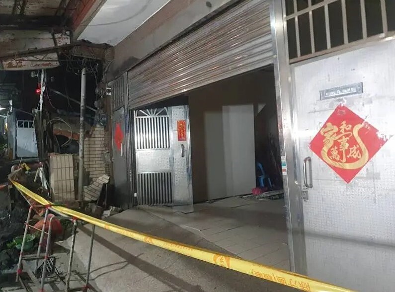 新北三重六張街一處建案開挖地下室,導致基地兩邊40年屋齡的鄰屋傾斜龜裂,基地左側第一棟四層樓高透天厝傾斜最嚴重,且直至昨晚間仍在「持續傾斜」。圖/記者李成蔭攝影