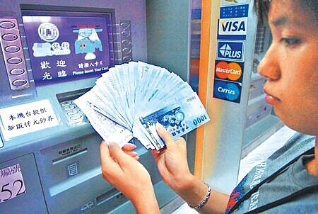 
DMCC擴大了弱勢的定義，台灣金融機構在提供服務時，應更注重個別化需求，針對不同弱勢族群提供客製化的服務。圖為民眾在ATM領錢的畫面。圖∕本報資料照片
