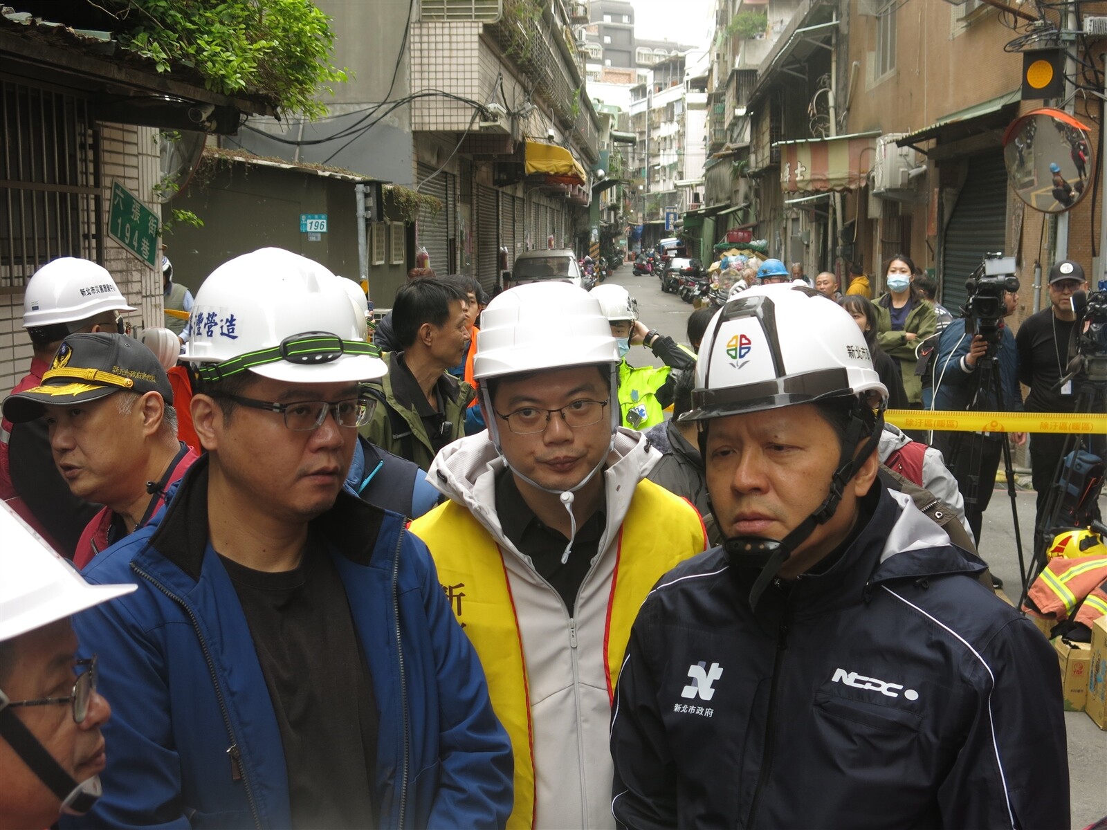 新北三重驚傳建案挖地致一旁民宅傾斜龜裂，建商及市府相關人士都到場。記者李成蔭／攝影 