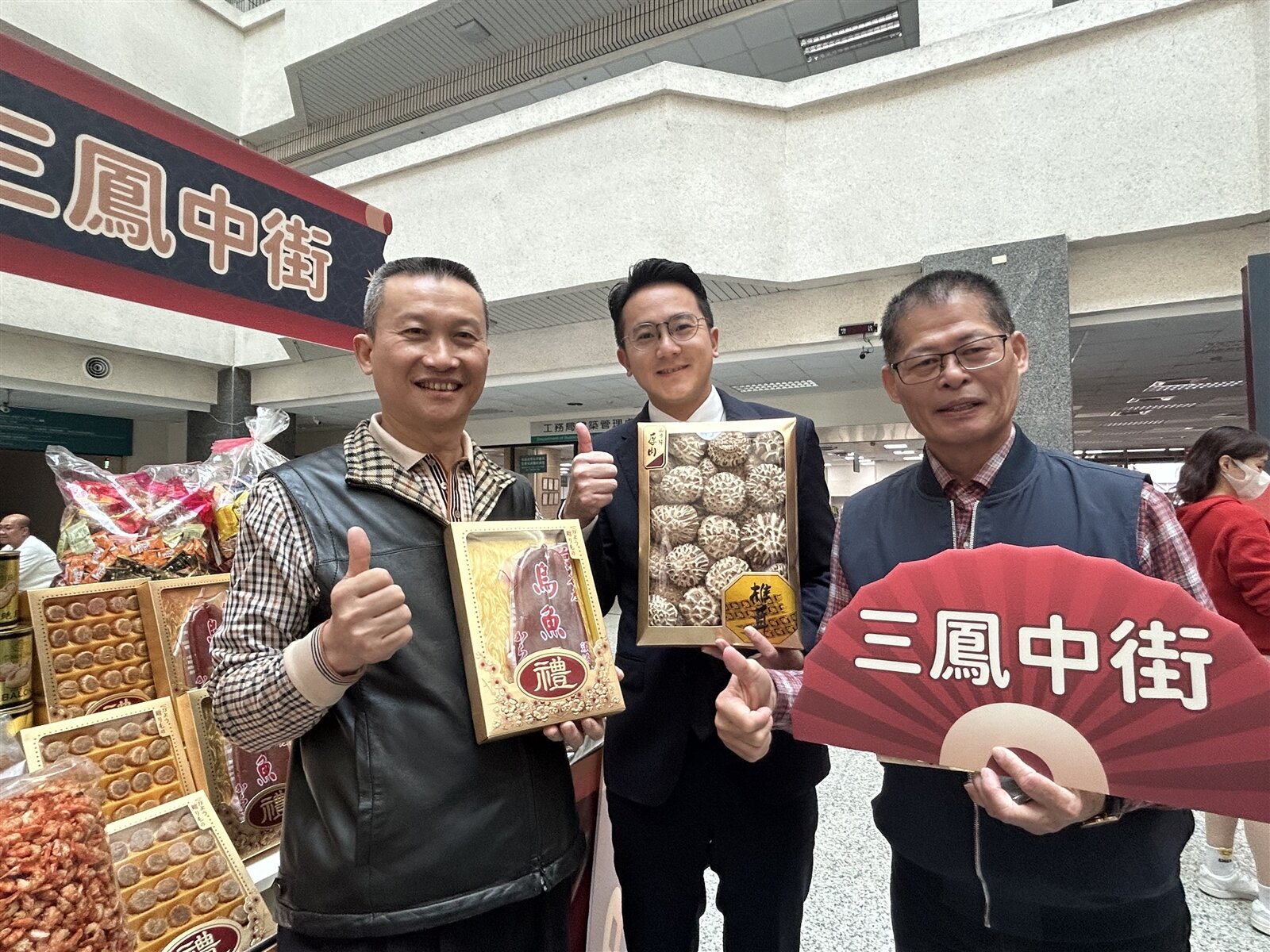 經發局長廖泰翔(中)率業者宣布「2025高雄過好年」系列活動起跑,三鳳中街商圈打頭陣。業者說,今年年貨價格起伏不大,烏魚子持平,鮑魚反而變便宜。記者徐白櫻/攝影
