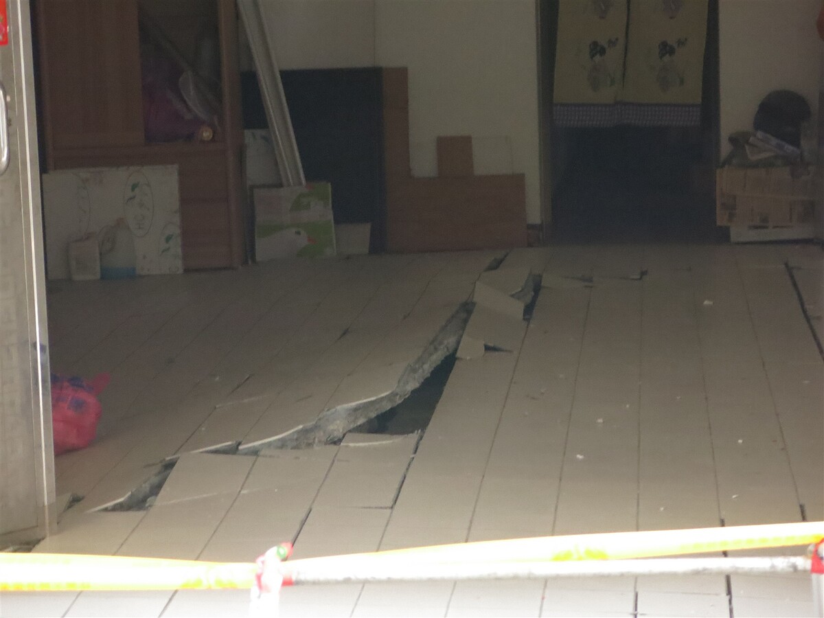 新北三重某民宅傾斜引發討論,直至傍晚更加傾斜,牆壁及地板都斷裂。記者李成蔭/攝影